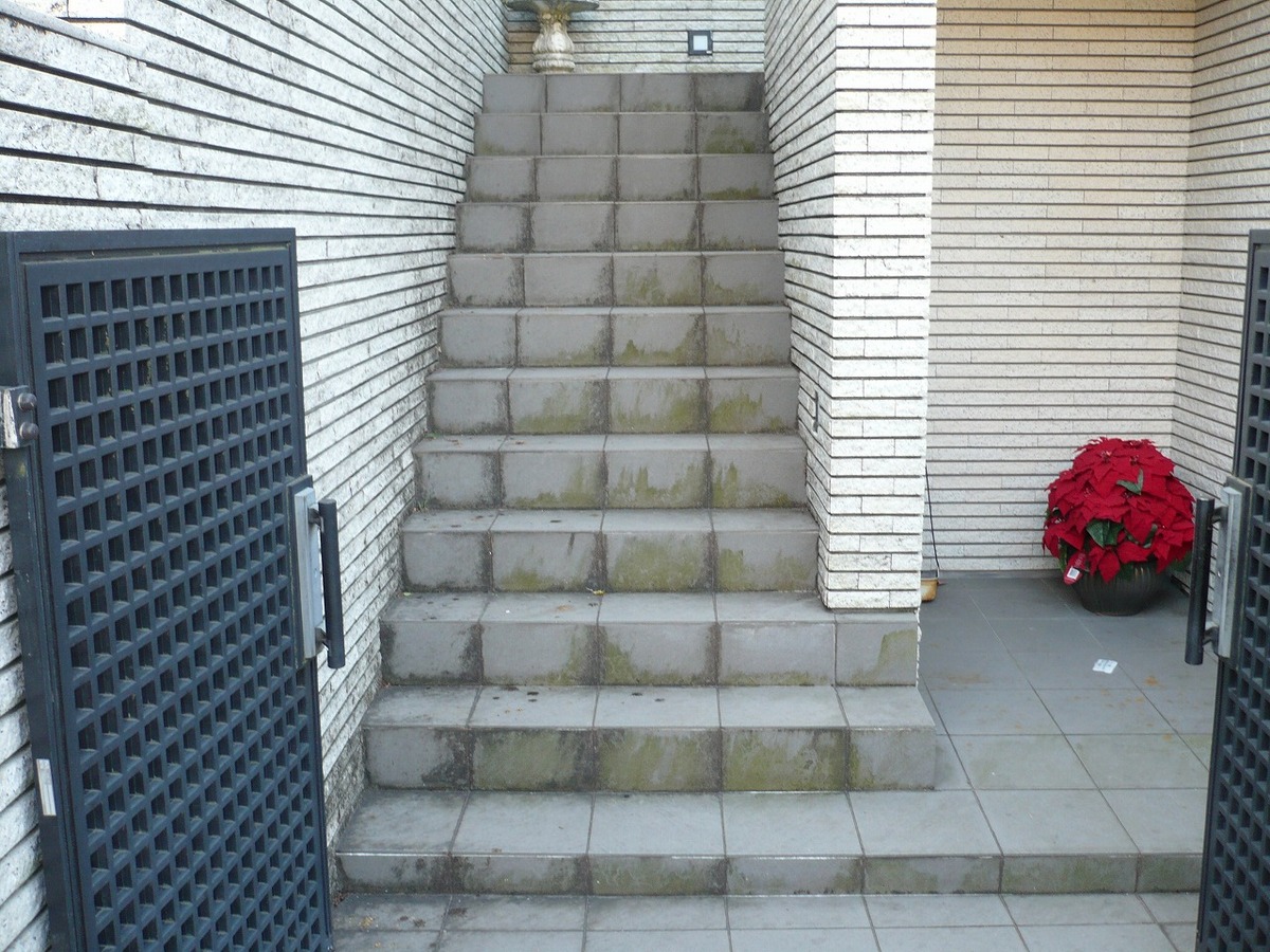 階段タイルの汚れ
