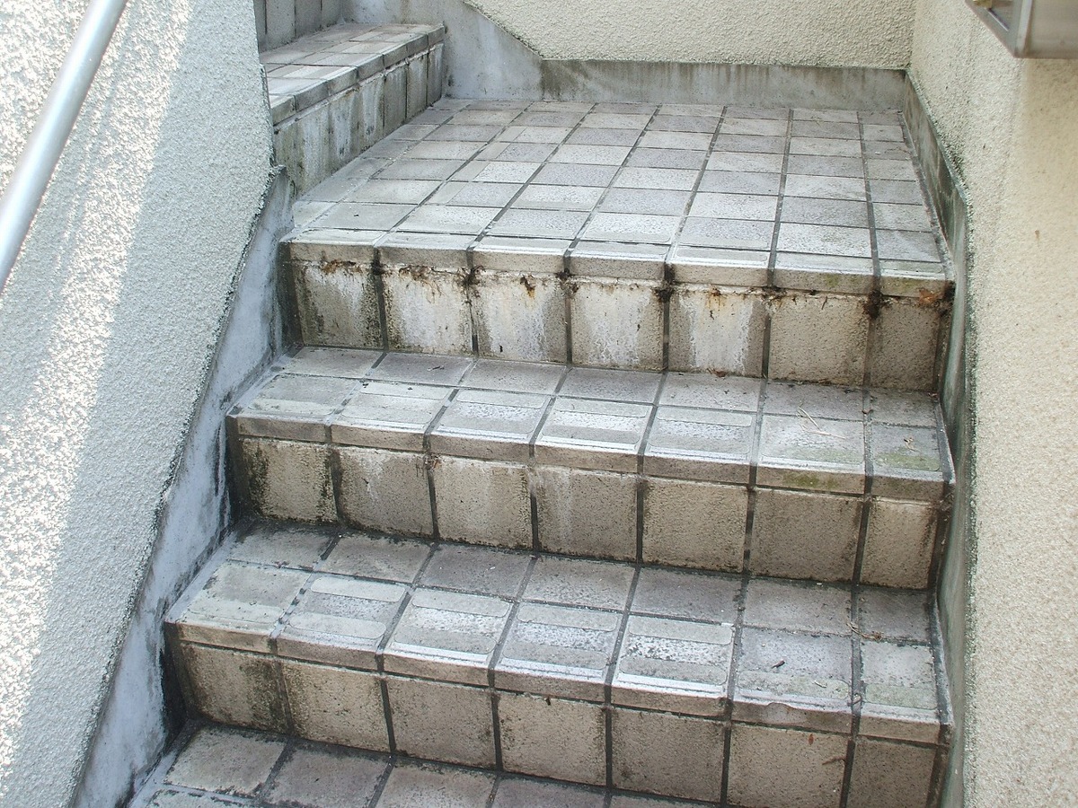 階段タイルの洗浄